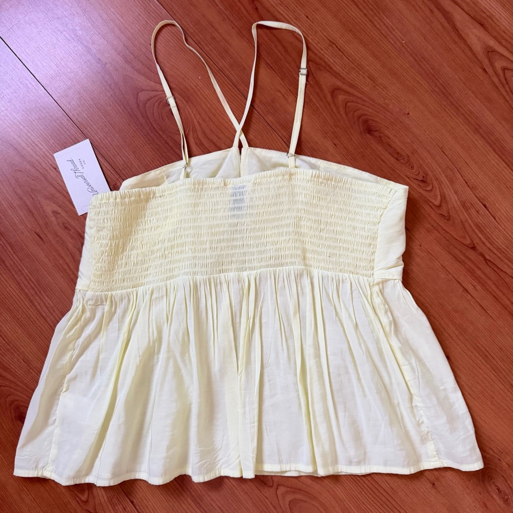 Universal Thread Light Yellow Top NWT - image 3
